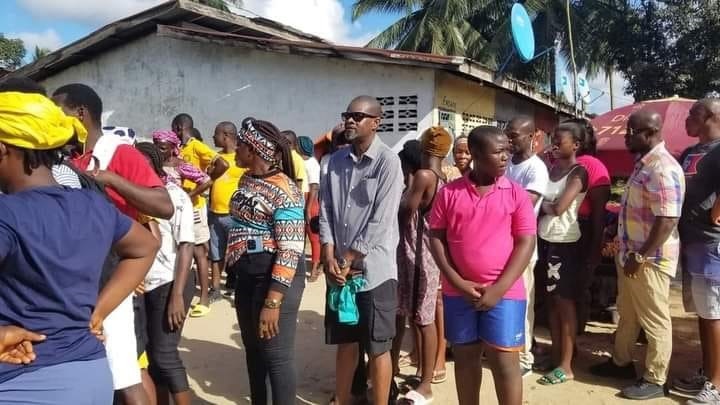 LIBERIA: SENATOR DILLON LAUDED FOR STANDING IN LONG QUEUE ALONG WITH OTHER LIBERIANS TO VOTE ON ELECTION DAY